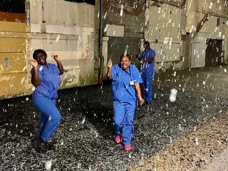 <strong>GHANAIAN NURSES DANCE WITH JOY IN BELFAST AFTER SEEING SNOW FOR THE FIRST TIME</strong>